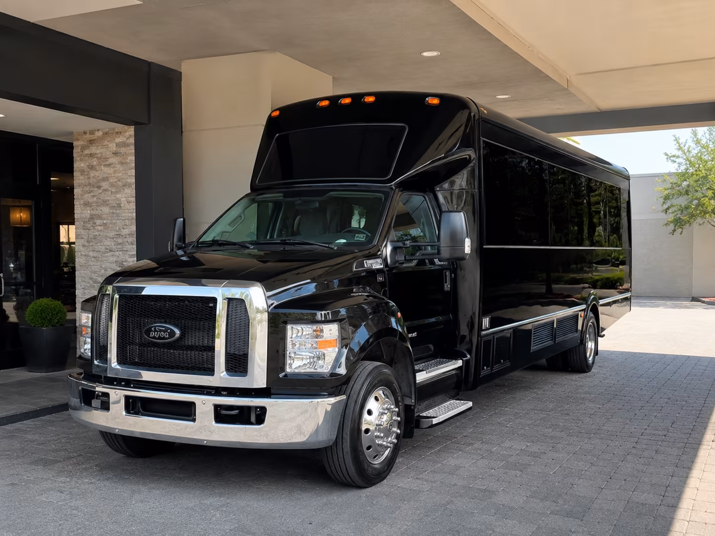 Memphis Winery Tour & Pub Crawl Transportation party bus exterior